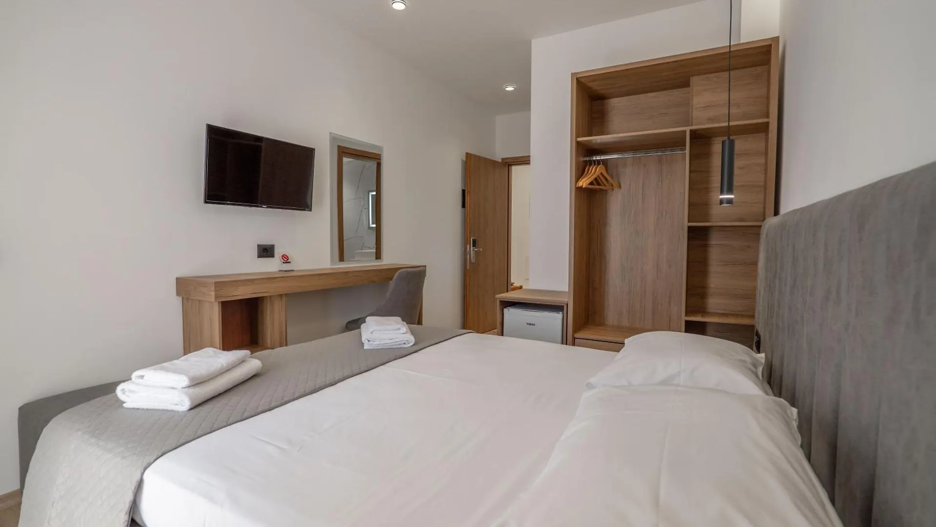 Keos Hotel Sarandë 3*,